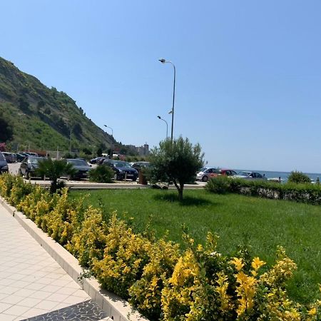 Hotel Ferrara Драч Екстериор снимка