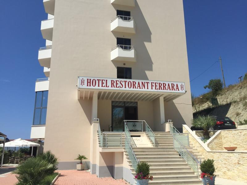 Hotel Ferrara Драч Екстериор снимка