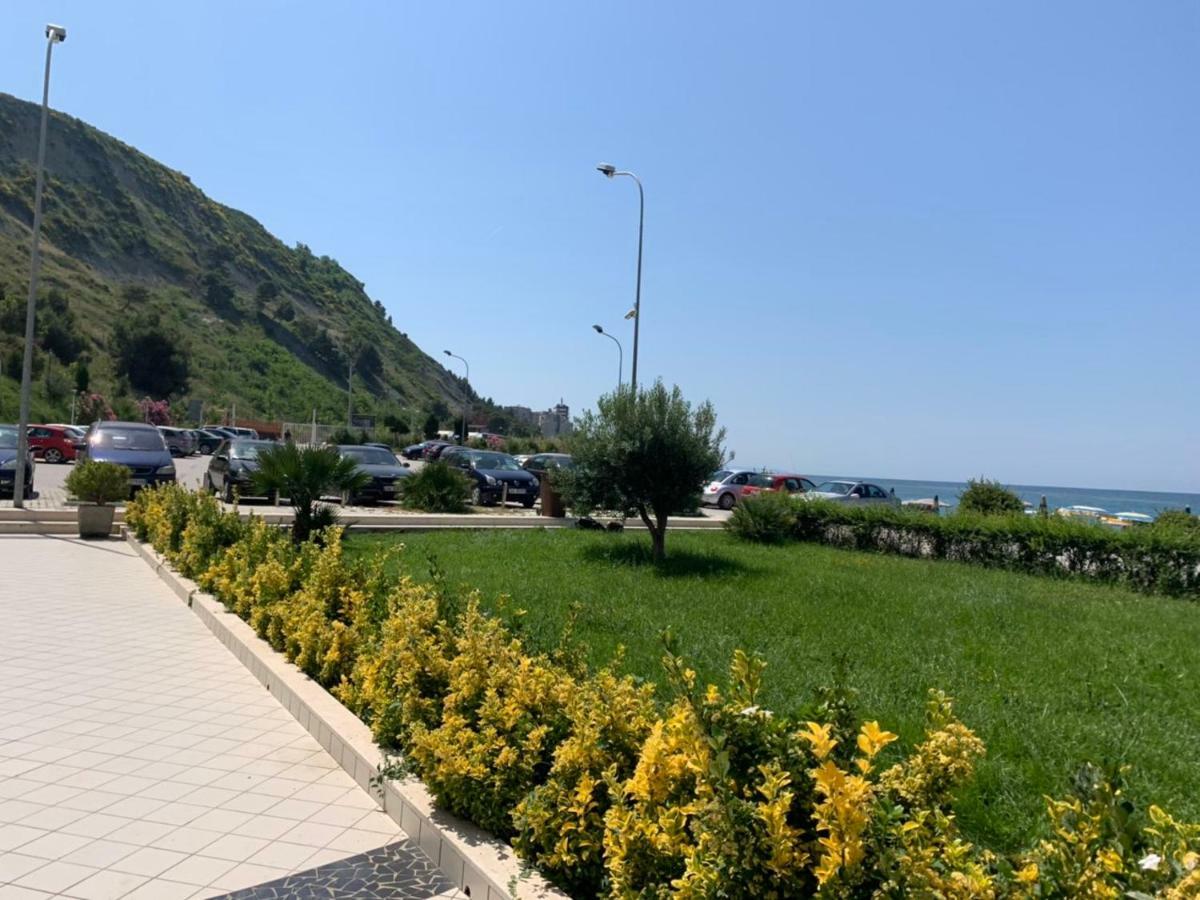 Hotel Ferrara Драч Екстериор снимка