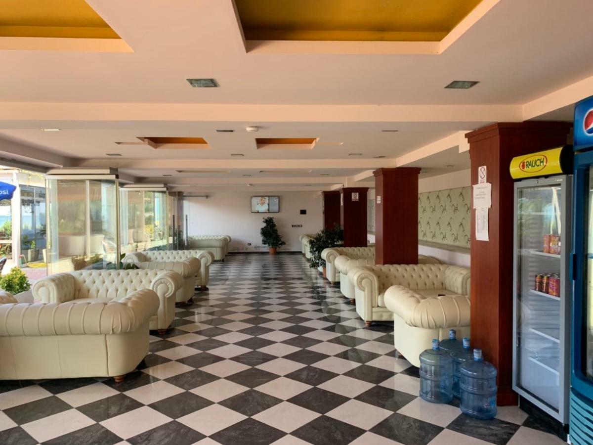 Hotel Ferrara Драч Екстериор снимка