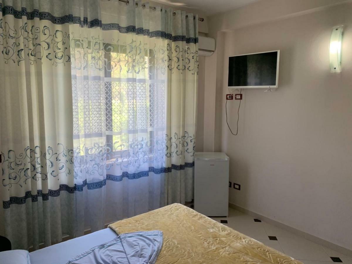 Hotel Ferrara Драч Екстериор снимка